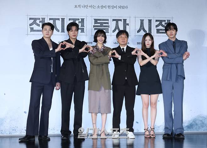 배우 신승호, 이민호, 나나, 김병우 감독, 채수빈, 안효섭이 17일 오전 서울 광진구 롯데시네마 건대입구점에서 열린 영화 '전지적 독자 시점' 제작보고회에 참석해 포토타임을 갖고 있다. '전지적 독자 시점'은 10년 이상 연재된 소설이 완결된 날 소설 속 세계가 현실이 되고, 유일한 독자였던 '김독자'가 소설 주인공 '유중혁' 등을 만나 멸망한 세상에 살아남기 위해 나서면서 벌어지는 이야기. 오는 7월 23일 개봉. 서병수 기자 qudtn@edaily.co.kr /2025.06.17/