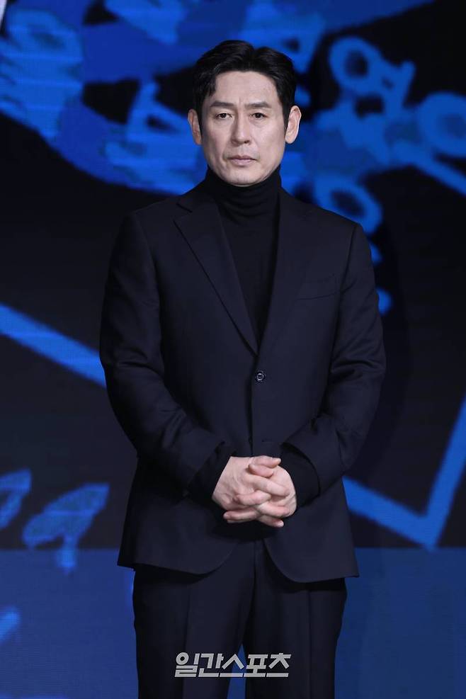 배우 설경구가 17일 오전 서울 영등포구 콘래드 호텔에서 열린 디즈니+ 오리지널 '하이퍼나이프' 제작발표회에 참석해 포즈를 취하고 있다. '하이퍼나이프'는 과거 촉망받는 천재 의사였던 ‘세옥’이 자신을 나락으로 떨어뜨린 스승 ‘덕희’와 재회하며 펼치는 치열한 대립을 그린 메디컬 스릴러. 19일 공개. 서병수 기자 qudtn@edaily.co.kr /2025.03.17/