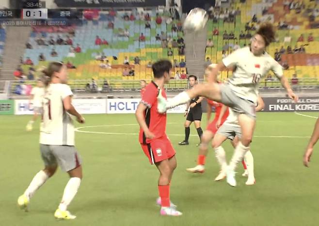지소연이 지난 9일 중국과 동아시안컵 1차전에서 리우징에게 쿵푸킥을 맞는 모습. 사진=쿠팡플레이 중계 캡처