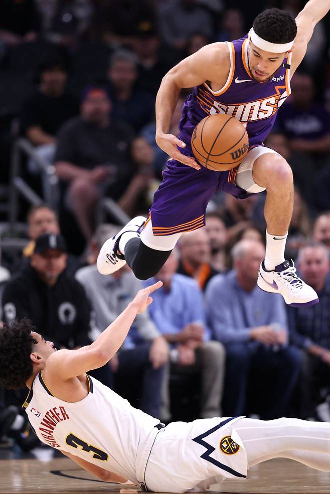 <yonhap photo-3271="">지난 2월 덴버와의 홈 경기 중 줄리안 스트로더와 경합하는 데빈 부커. [AFP=연합뉴스]</yonhap>