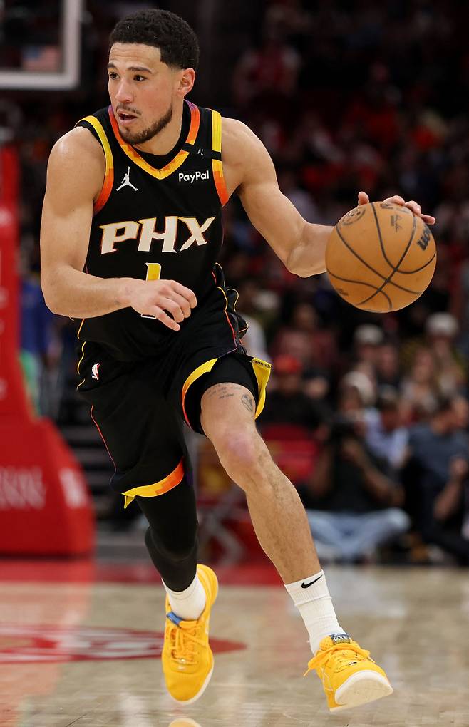 <yonhap photo-4489=""> HOUSTON, TEXAS - MARCH 12: Devin Booker #1 of the Phoenix Suns drives against the Houston Rockets during the second half of the game at Toyota Center on March 12, 2025 in Houston, Texas. The Houston Rockets won 111-104. NOTE TO USER: User expressly acknowledges and agrees that, by downloading and or using this photograph, User is consenting to the terms and conditions of the Getty Images License Agreement. Kenneth Richmond/Getty Images/AFP (Photo by Kenneth Richmond / GETTY IMAGES NORTH AMERICA / Getty Images via AFP)/2025-03-13 12:24:59/ <저작권자 ⓒ 1980-2025 ㈜연합뉴스. 무단 전재 재배포 금지, AI 학습 및 활용 금지></yonhap>