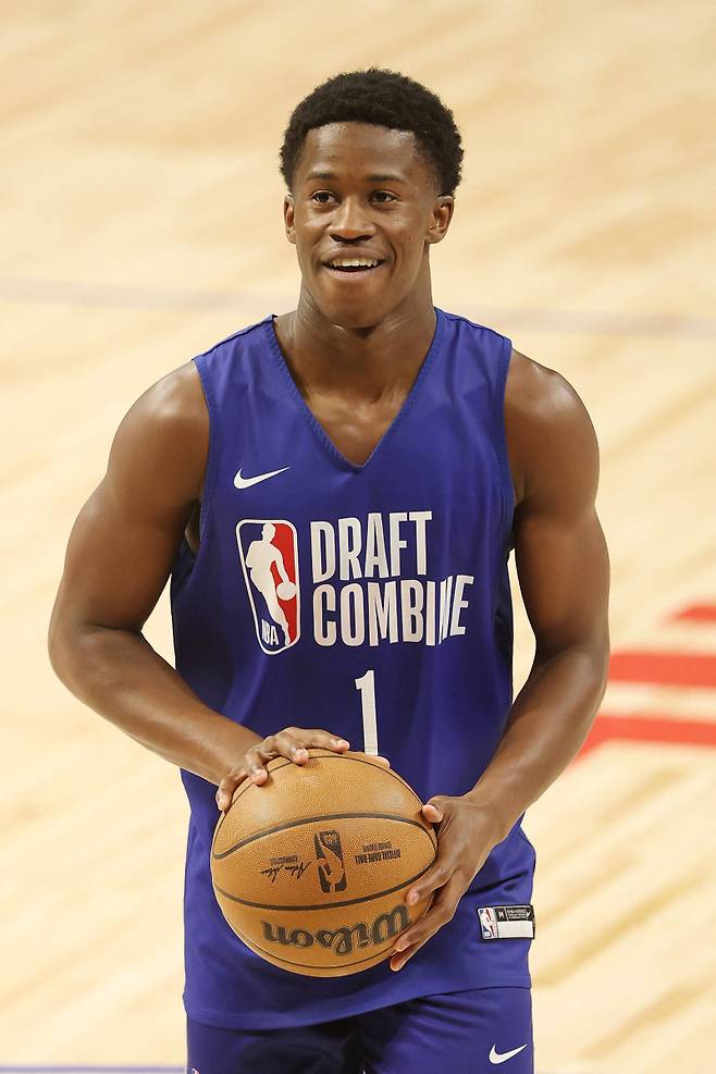 <yonhap photo-4359=""> CHICAGO, ILLINOIS - MAY 13: VJ Edgecombe Jr. #1 takes part in a shooting drill during the 2025 NBA Draft Combine at Wintrust Arena on May 13, 2025 in Chicago, Illinois. Michael Reaves/Getty Images/AFP (Photo by Michael Reaves / GETTY IMAGES NORTH AMERICA / Getty Images via AFP)/2025-05-14 07:10:25/ <저작권자 ⓒ 1980-2025 ㈜연합뉴스. 무단 전재 재배포 금지, AI 학습 및 활용 금지></yonhap>