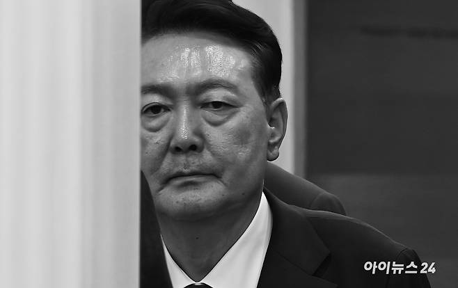 윤석열 전 대통령이 9일 서울 서초구 서울중앙지법에서 영장실질심사를 마치고 나오고 있다. [사진=사진공동취재단]