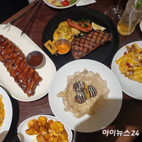 '블랙라벨 스테이크 쥬라기월드 에디션(우측 상단)', '쥬라기 바이트 아란치니(좌측 하단)' 등 아웃백과 쥬라기월드 협업 메뉴. [사진=전다윗 기자]