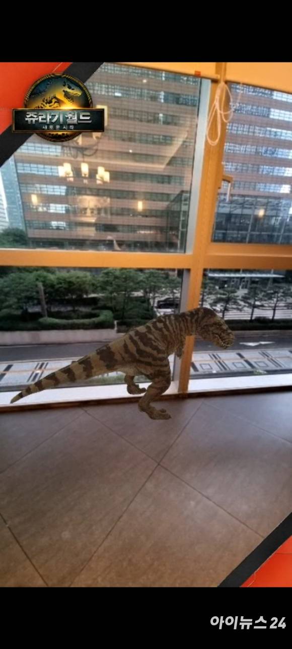 아웃백 쥬라기월드 협업 메뉴와 함께 나오는 QR코드를 스캔하면 AR 공룡 체험을 즐길 수 있다. [사진=전다윗 기자]