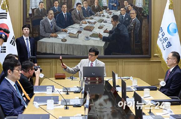 이창용 한국은행 총재가 10일 서울 중구 한국은행 본관에서 열린 금융통화위원회에서 의사봉을 두드리며 개회 선언을 하고 있다. [사진=사진공동취재단]