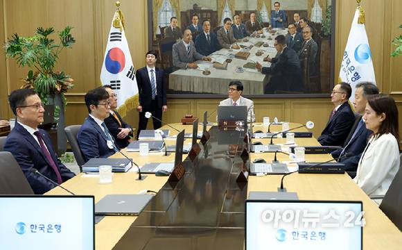 이창용 한국은행 총재가 10일 오전 서울 중구 한국은행에서 열린 금융통화위원회 본회의를 주재하고 있다. [사진=사진공동취재단]
