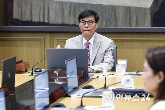 이창용 한국은행 총재가 10일 서울 중구 한국은행 본관에서 열린 금융통화위원회를 주재하고 있다. [사진=사진공동취재단]