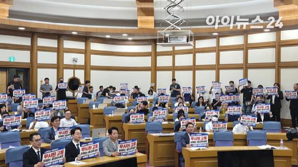 10일 국회의원회관에서 열린 '티메프사태 해결을 위한 정책토론회'에서 참석자들이 사태 해결을 촉구하는 피켓을 들고 있다. [사진=진광찬 기자]