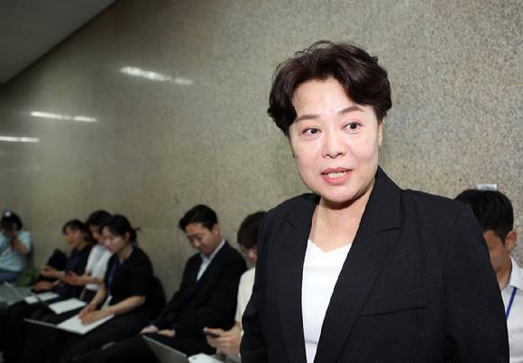 국민의힘 윤희숙 혁신위원장이 9일 서울 여의도 국회에서 기자회견을 위해 취재진 앞에 서고 있다. [사진=연합뉴스]