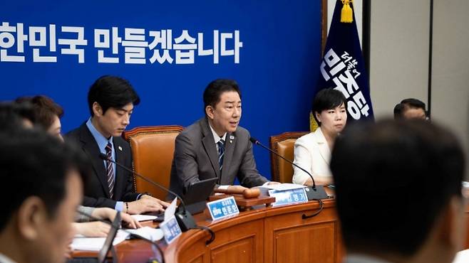 김병기 당대표 직무대행 및 원내대표가 지난 7일 국회 본청 당대표회의실에서 열린 최고위원회의를 주재하고 있다. (더불어민주당)