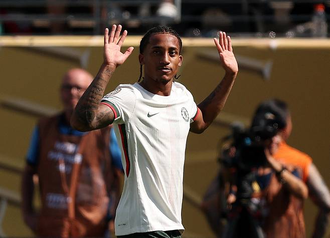 주앙 페드루는 두 차례 득점 직후 똑같이 양팔만 든 채 환호 등을 자제하며 골 세리머니를 하지 않았다. [로이터=연합뉴스]