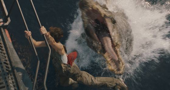 ‘쥬라기 월드: 새로운 시작’의 한 장면. 육해공을 넘나드는 거대 공룡들의 위협이 실감나게 그려진다. [사진 유니버설 픽쳐스]