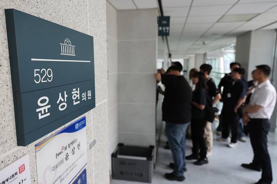 김건희 여사와 관련한 의혹들을 수사하는 민중기 특별검사팀이 '공천 개입' 의혹 관련자들을 상대로 전격적인 동시다발 압수수색에 나선 8일 서울 여의도 국회의원회관 내 윤상현 의원실 앞에 취재진이 대기하고 있다. 연합뉴스