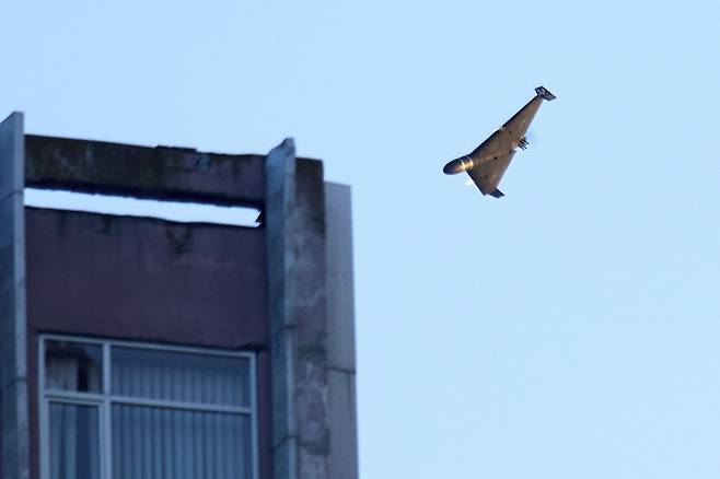 지난 17일(현지시간) 우크라이나 키예프에서 러시아의 대규모 미사일과 드론 공습이 벌어진 가운데 러시아 드론이 건물을 공격하고 있다. AP=연합뉴스