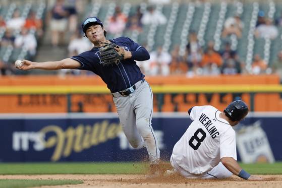 4회 수비 상황에서 2루로 향하는 주자를 아웃시킨 뒤 1루로 볼을 뿌리는 김하성. 로이터=연합뉴스