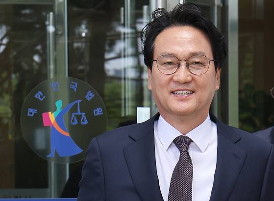 최서원(개명 전 최순실) 씨에 대한 명예 훼손 혐의로 기소된 더불어민주당 안민석 의원이 지난 4월 수원지방법원에서 열린 첫 공판을 마치고 나오고 있다. 연합뉴스