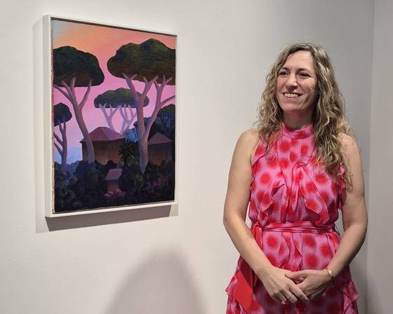 가족들의 여름 휴가지 ‘포르테 데이 마르미’(1988)를 다녀와 그린 그림 옆에 선 살보의 외동딸 노르마 만조네. 권근영 기자