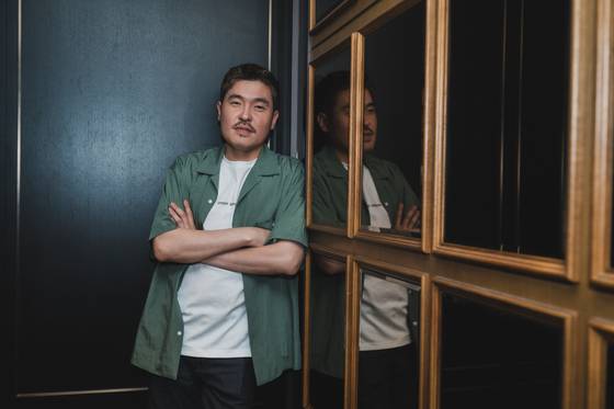 장병기 감독(사진)은 "학창시절부터 영화를 꿈꾸지도, 대학에서 영화를 배우지도 않은" 신인 영화감독. 그럼에도 말맛있는 대사와 구체적인 상황으로 영화세계를 구현해내는 솜씨가 상당하다. 사진 엣나인필름