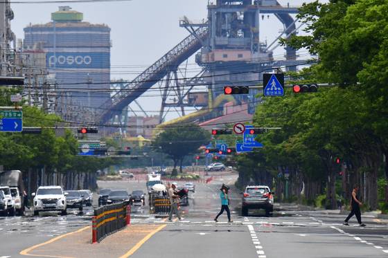 경북 포항시 전역에 폭염특보가 발령 중인 지난 6일 포스코 포항제철소로 들어가는 도로에서 열기가 뿜어져 나오고 있다. 뉴스1
