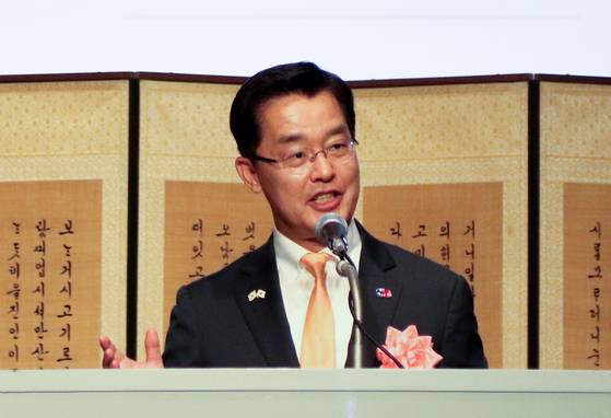 박철희 주일 한국대사가 지난달 19일 뉴오타니호텔 도쿄에서 열린 주일 한국대사관 주최 한일 국교 정상화 60주년 기념 리셉션에서 인사말을 하고 있다. 연합뉴스
