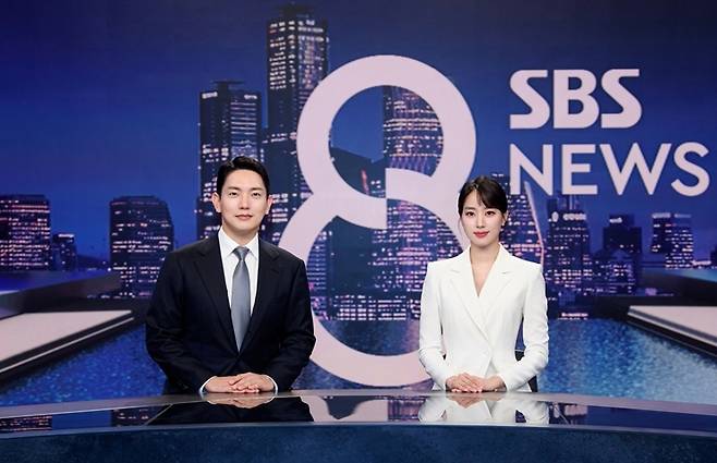 21일부터 김현우 앵커의 뒤를 이어 평일 8뉴스 진행을 맡을 사공성근(왼쪽) 기자와 주시은 아나운서. /SBS
