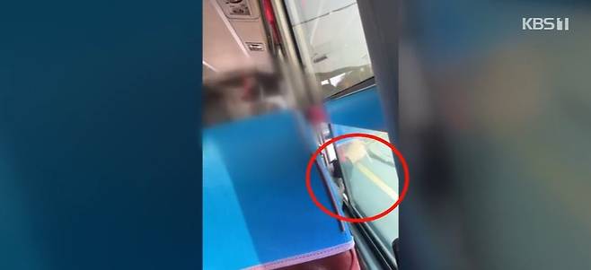 지난 4월 제주 시내버스 안에서 중국인 여성이 담배를 피우면서 바깥으로 재를 털어내는 모습. (온라인 커뮤니티 갈무리)