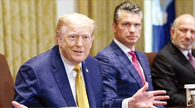 도널드 트럼프 미국 대통령이 8일(현지시간) 백악관에서 열린 각료회의에서 구리 50% 관세를 비롯해 반도체, 의약품 등 다양한 품목에 관세를 부과하겠다고 말하고 있다.  /로이터연합뉴스