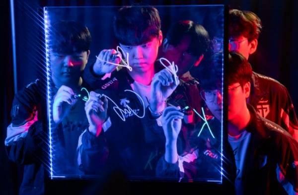 경기에 앞선 사인 중인 젠지 e스포츠 선수들의 모습 (라이엇게임즈 제공)