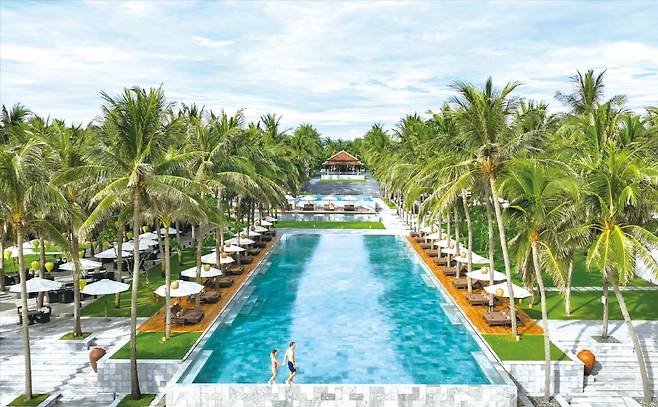 해변을 바라보며 수영을 즐길 수 있는 포시즌스 호이안의 올림픽 사이즈 인피니티 풀. 리조트엔 가족풀, 랩풀 등 총 3개의 수영장이 있다. /포시즌스 호이안 제공