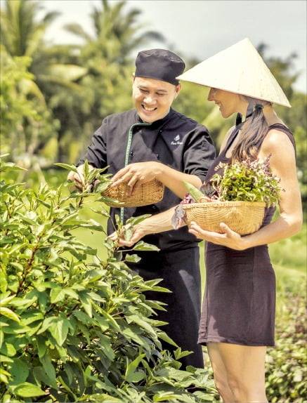 셰프의 안내에 따라 허브농장 마을을 견학한 뒤 리조트에 돌아오면 쿠킹 클래스가 진행된다. /포시즌스 호이안 제공