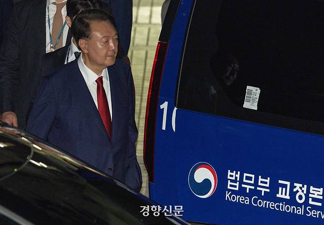 윤석열 전 대통령이 9일 서울 서초구 서울중앙지법에서 열린 구속 전 피의자 심문(영장실질심사)을 마친 뒤 서울구치소로 향하고 있다. 문재원 기자