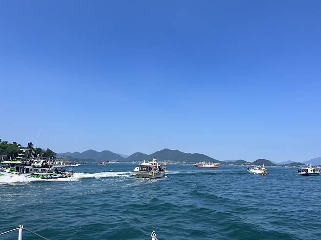 지난 9일부터 문어 금어기가 해제되면서 경남 사천 앞바다에 낚시어선이 출항하고 있다. 사천시 제공