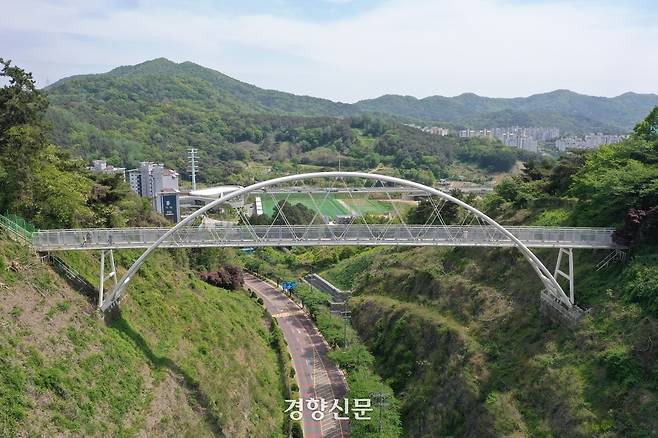 광주 남구 봉선동 제석산 구름다리. 36m 높이의 다리에서는 사망사고가 이어지고 있다. 광주 남구 제공.