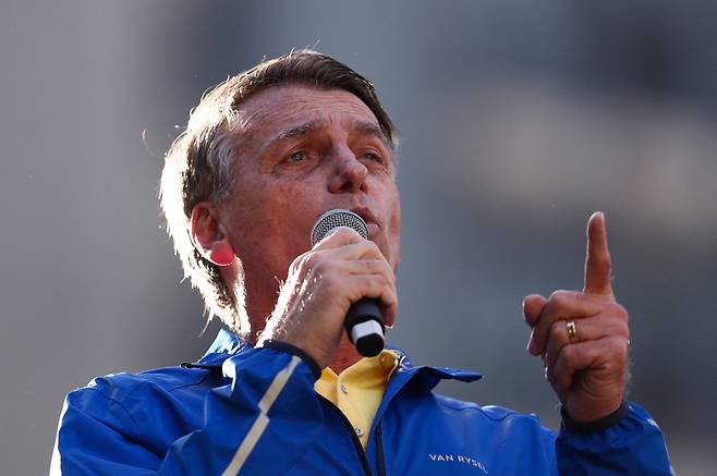 자이르 보우소나루 전 브라질 대통령이 지난달 29일(현지시간) 브라질 상파울루 대법원에서 자신의 재판을 앞두고 지지자들에게 연설하고 있다. 로이터연합뉴스