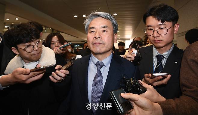 국방부 장관 재직 시절 채 상병 사건 조사 과정에서 외압을 행사한 혐의를 받는 이종섭 주호주 대사가 지난해 3월21일 오전 인천국제공항을 통해 귀국한 뒤 차량으로 이동하고 있다. 조태형 기자