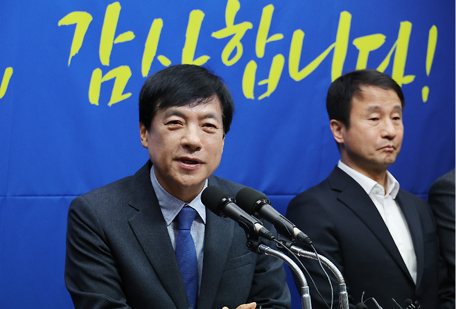 이성윤 더불어민주당 의원이 지난 4월7일 전북특별자치도의회에서 열린 ‘전북 국회의원 합동 기자회견’에서 발언하고 있다. 연합뉴스