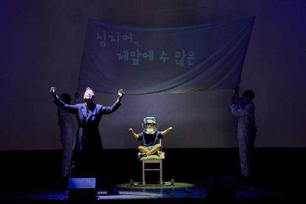 지난 8일 영화의전당 하늘연극장에서 열린 ‘제20회 부산국제어린이청소년영화제’ 개막식에서 일루셔니스트 이은결이 개막 공연을 펼치고 있다. 부산국제어린이청소년영화제 제공
