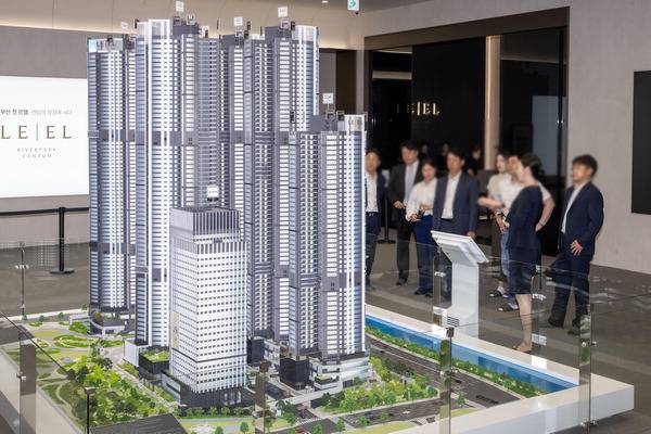 총 2000여 세대가 넘는 부산 해운대구 재송동 ‘르엘 리버파크 센텀’이 분양에 본격 나선다. 11일 개관을 앞두고 10일 우동 해원초 옆에 자리잡은 모델하우스에서 관계자들이 내부를 살펴보고 있다. 이원준 기자 windstorm@kookje.co.kr