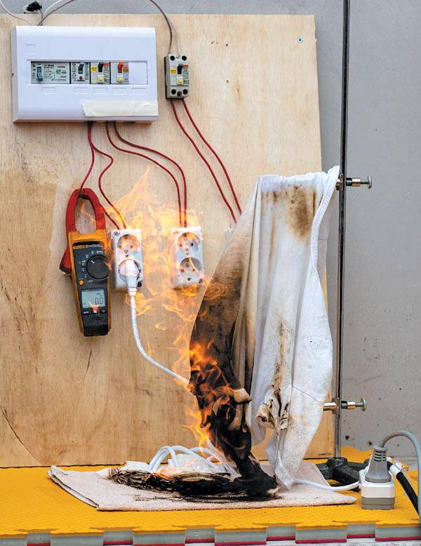 10일 연제구 부산소방재난본부 훈련탑 앞에서 멀티콘센트 발화 위험 요인 화재실험을 하고 있다.  전민철 기자 jmc@kookje.co.kr