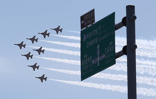 Korea's Black Eagles aerobatic team conducts a rehearsal in Seoul on Thursday ahead of a ceremony Saturday to mark the first annual K-Defense Day. (Yonhap)