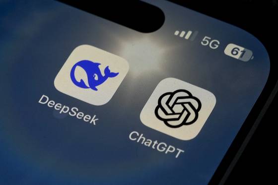 The icons for the smartphone apps DeepSeek and ChatGPT are seen on a smartphone screen on Jan. 28. [AP/YONHAP]