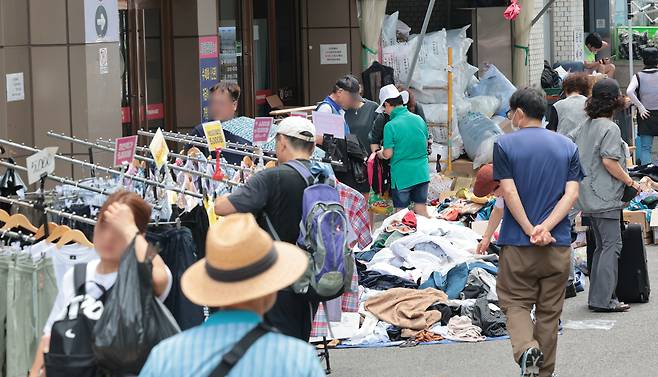 Amid high inflation, shoppers look around discounted products at a market in Dongdaemun District, eastern Seoul, on July 6. [YONHAP]