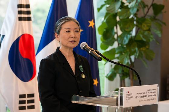 Contemporary artist Kimsooja speaks during a ceremony for receiving the French Order of Arts and Letters at the rank of Officier at the French Embassy in Seoul on July 9. [KIMSOOJA STUDIO]