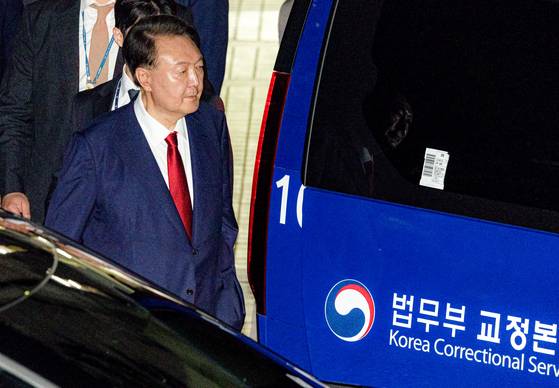 Former President Yoon Suk Yeol leaves the Seoul Central District Court in southern Seoul after the pretrial detention hearing on July 9. [JOINT PRESS CORPS]