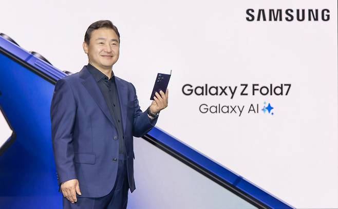 삼성전자 DX부문장 직무대행 노태문 사장이 9일(현지시간) 미국 뉴욕 브루클린 듀갈 그린하우스에서 열린 '갤럭시 언팩 2025(Galaxy Unpacked 2025)' 행사에서 초슬림 대화면 폴더블폰 '갤럭시 Z 폴드7'을 공개하고 있다. 삼성전자 제공