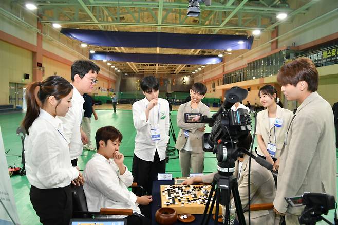 대국이 끝나고 복기를 하고 있는 진남토건 선수단(왼쪽)과 빙상원류도시 춘천 선수단. 한국기원 제공