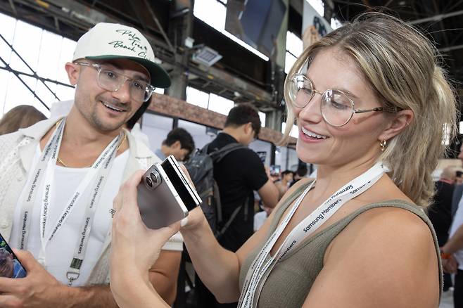 9일(현지시간) 미국 뉴욕 브루클린에 위치한 듀갈 그린하우스(Duggal Greenhouse)에서 개최된 하반기 '갤럭시 언팩 2025'에서 관람객이 '갤러기 Z 폴드7'을 체험하는 모습. 삼성전자