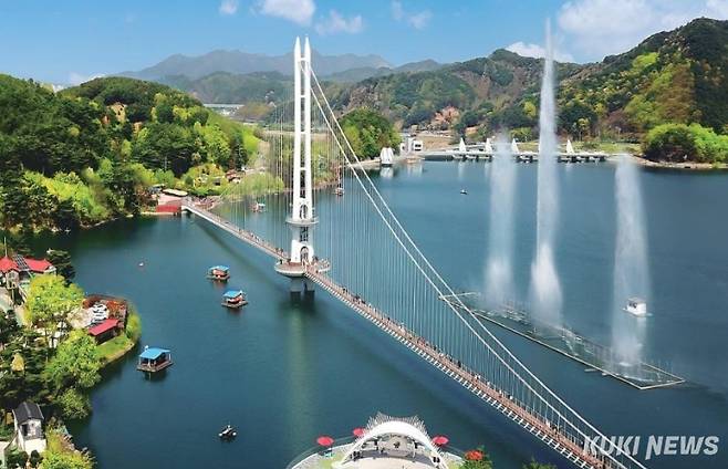 예당호 출렁다리와 음악분수 전경.