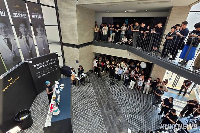 관람객들이&nbsp;9일 서울 한화손해보험 한남사옥에서 열린 바텐딩 대회 ‘월드클래스 코리아 REVIVE:2025’에서 바텐딩 챌린지를 관람하고 있다. 사진은 파이널 대회 참가자 김서윤 바텐더가 데킬라 돈 훌리오 블랑코를 사용해 하이볼을 만드는 모습. 김건주 기자&nbsp;